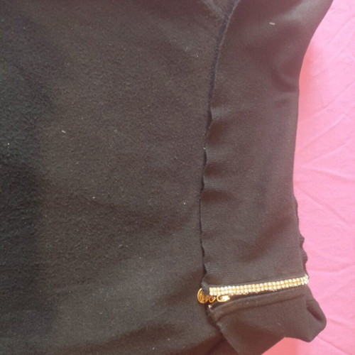 Black knitted dress used with shoulder design, tight fit