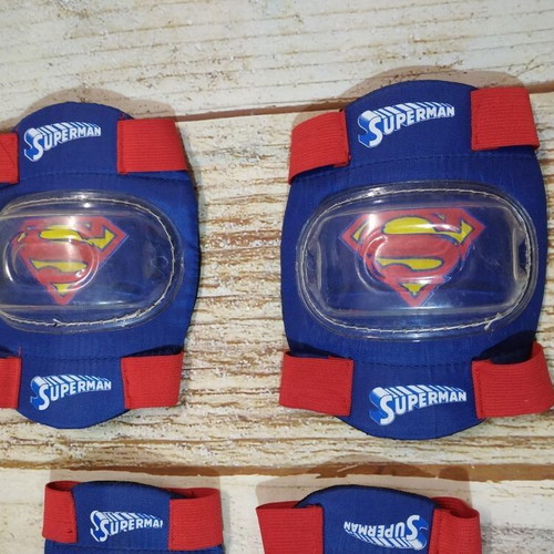 Superman wrist and knee pads set like new