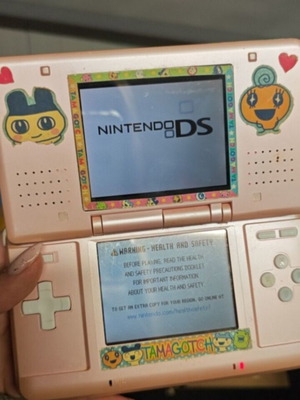 Nintendo DS μεταχειρισμένο, ροζ με αυτοκόλλητα Tamagotchi