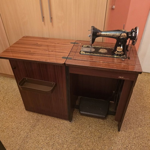 Vintage Mercedes sewing machine like new