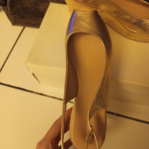 Migato women's platform sandals size 39 like new, gold