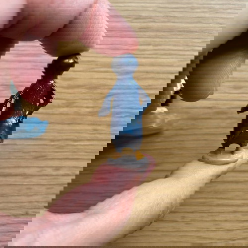 Фигурки Kinder Surprise използвани, Happy Feet 2 или Surfs Up, комплект от 2