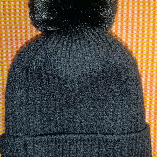 Women's winter hats used, pack of 4, one size multicolor