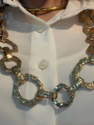 Long necklace in gold color like new