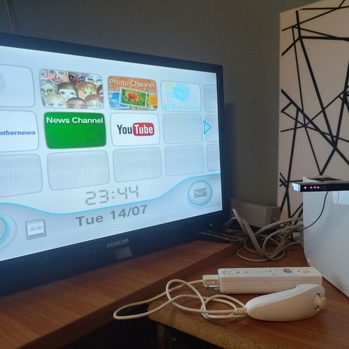 Nintendo Wii console like new with 6 games and 1 control set
