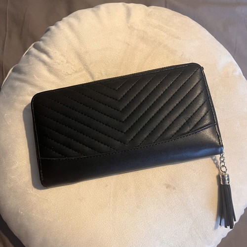 Doca wallet like new, black and gold leather