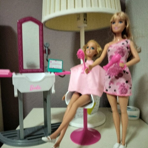 Barbie Hair Salon like new with furniture and two dolls
