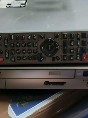 Pioneer DVR520h DVD recorder used with 80GB hard drive and remote control