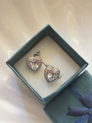 Silver earrings new with many stones
