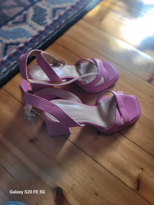 RusselsBromley pink sandals like new, size 39 with chunky heel