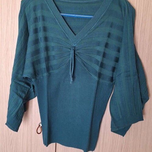 Women's blouse with batwing sleeve like new, green