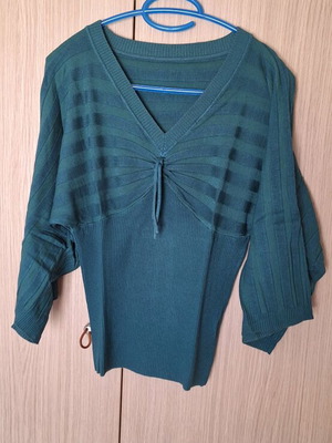 Women's blouse with batwing sleeve like new, green