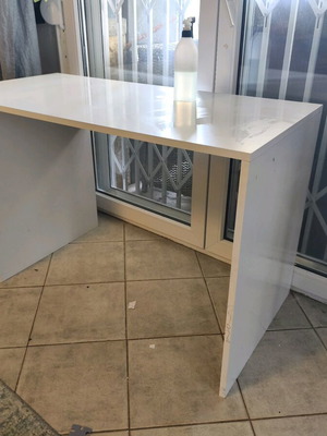 Γραφείο 125x60 με ραφάκια μεταχειρισμένο, στο πλάι
