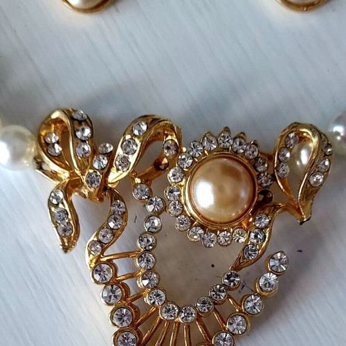 Necklace and earrings set with white pearls like new