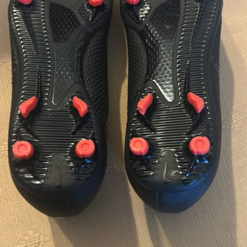 Nike football shoes like new, size 42, without laces, black
