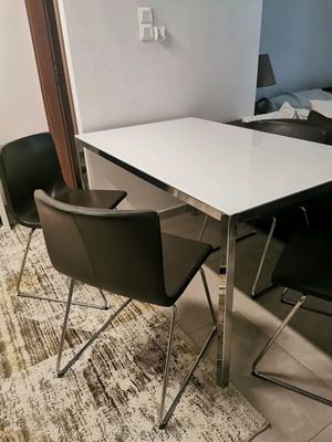 Σετ τραπεζαρίας minimal με 4 καρέκλες από γνήσιο δέρμα και τραπέζι με κρύσταλλο αμμοβολής σαν καινούργιο