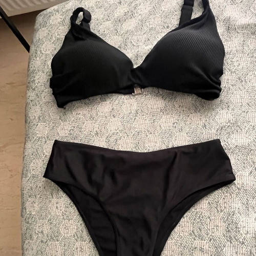 H&M black swimsuit like new, size XL, 90C bust
