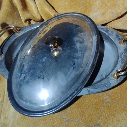 Oval Pyrex base like new with lid and tray
