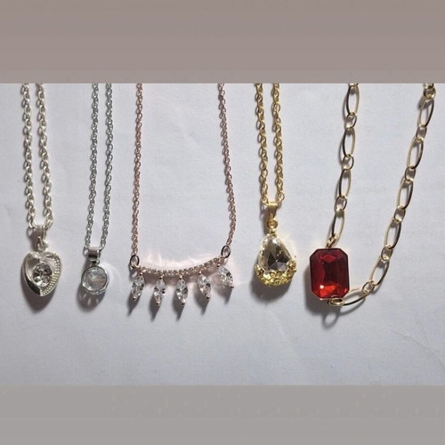 Jewelry set like new with 4 necklaces and 1 bracelet