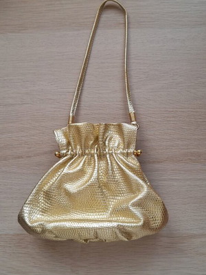 Vintage purse gold color in excellent condition