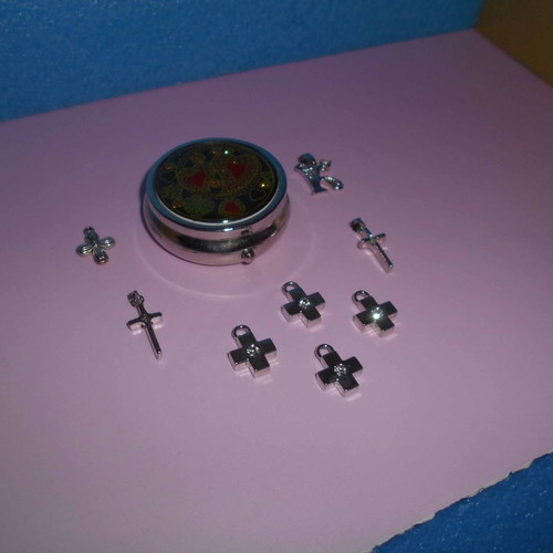 Necklace crosses used, 7 pieces, 1 monogram and metal storage box