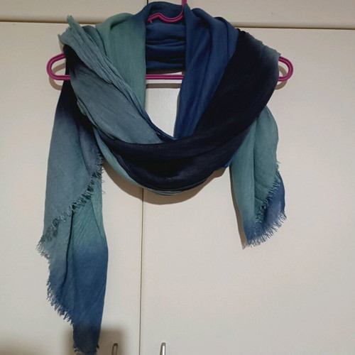 Scarf like new in shades of blue