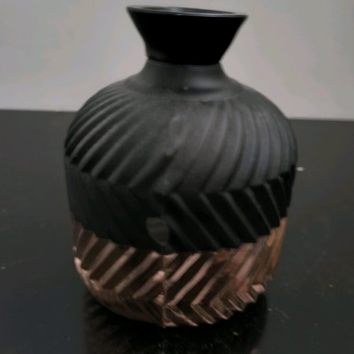 Vase impressive in black and bronze color like new