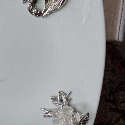 Porcelain decorative plate new with metal base and crystals