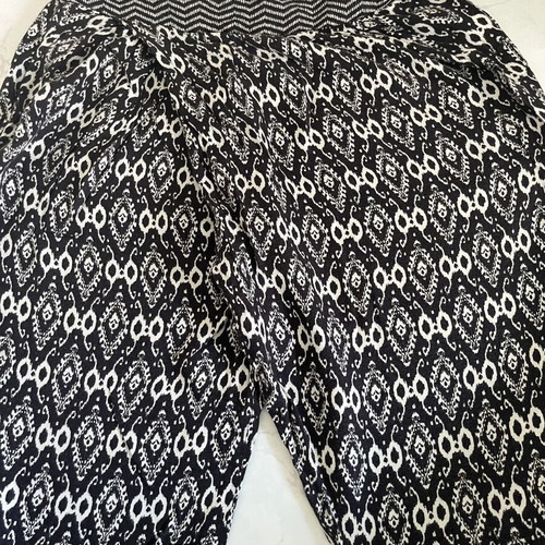 Zara patterned pants with pockets and ankle zippers, black and white
