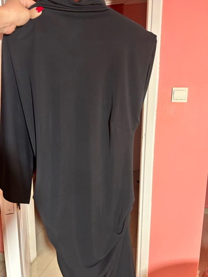 Mango mini dress black like new, with zipper and one sleeve