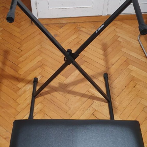 Yamaha PSR-E363 Keyboard with Stand, Music Rest and Bench like new