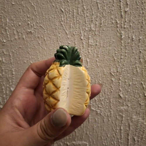 Pineapple-shaped salt and pepper shaker used, collectible piece