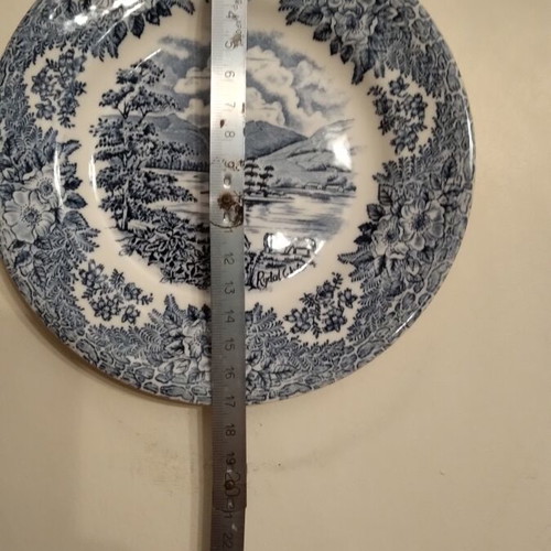 Porcelain wall decoration set of 4 plates like new