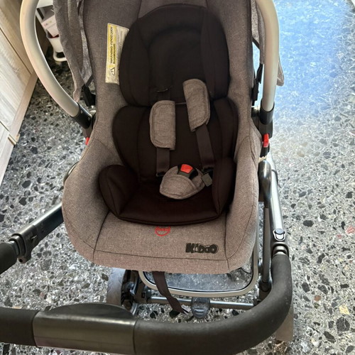 3 in 1 Baby Stroller like new with egg and carrycot