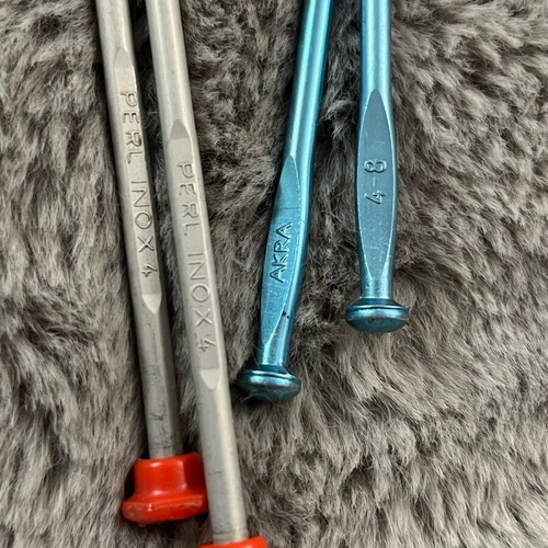 Knitting needles used, 2 pairs