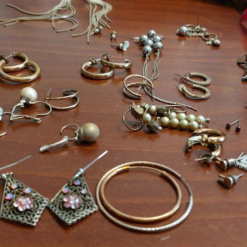 Earrings used, pack of 22 pairs in trendy designs