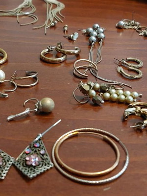 Earrings used, pack of 22 pairs in trendy designs