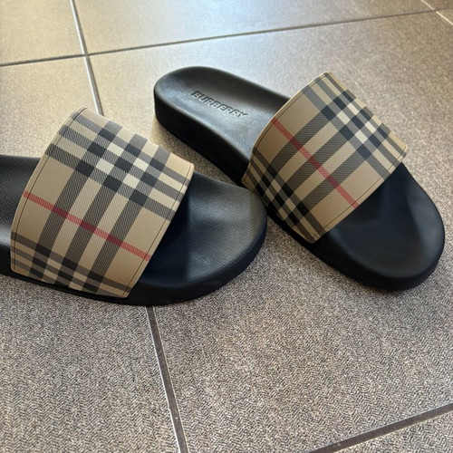 Burberry flip flops like new, size 45, black and orange