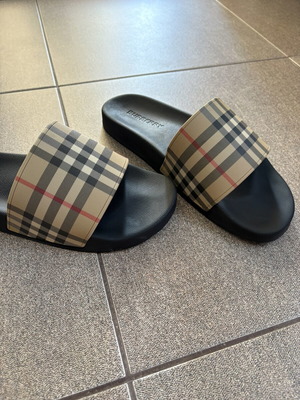 Burberry flip flops like new, size 45, black and orange