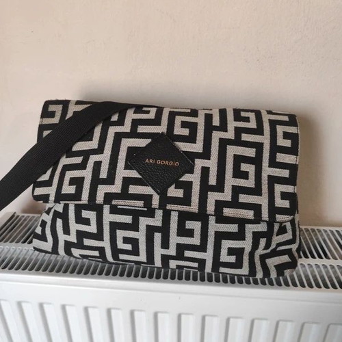 Ari Giorgio crossbody bag with meander pattern, black and beige