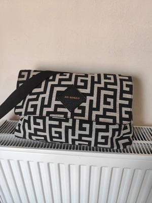 Ari Giorgio crossbody bag with meander pattern, black and beige