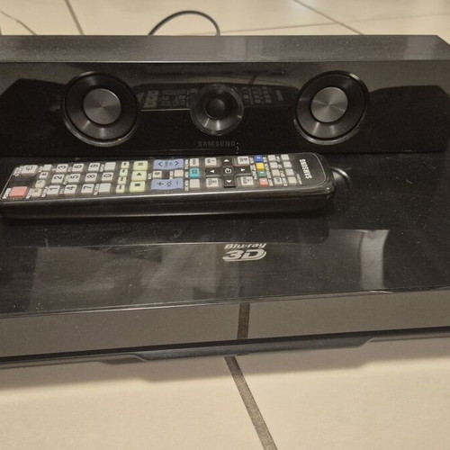 Samsung Home Cinema 5.1 HT-D5550 system with 3D Blu-Ray player