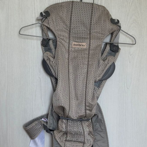 BabyBjorn Mini Mesh Baby Carrier Greige, max weight 11kg