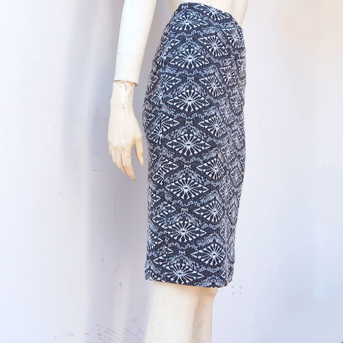 Elastic midi skirt used with jacquard pattern in white, black, gray