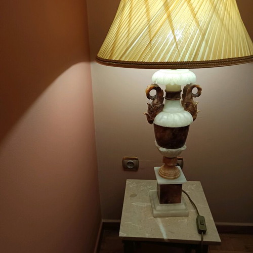 Alabaster amphora table lamps like new, set of 2 with large shades