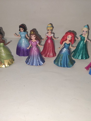 Disney Princess Magiclip Mattel 6 dolls and 2 dresses used set