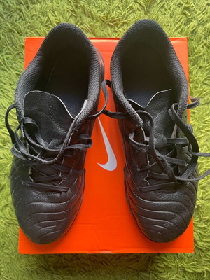 Nike Jr. Tiempo kids football shoes used, size 36, black