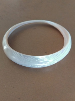 Vintage carved shell bracelet like new, white