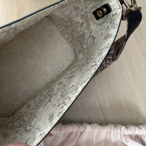 Axel bag like new, crossbody, black and pink