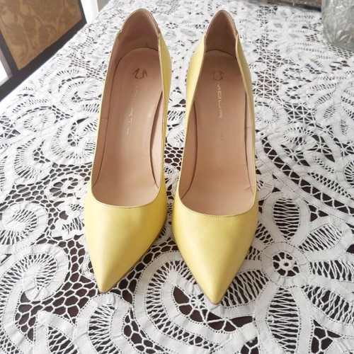 Mourtzi leather pumps size 38 like new, yellow